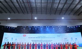Hình ảnh cắt băng khánh thành nhà máy nước tinh khiết của Tập đoàn TH