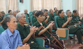 Các thương binh nặng điều dưỡng tại Trung tâm điều dưỡng thương binh nặng vui mừng khi đón Công ty cổ phần Him Lam và Báo Tiền Phong đến thăm