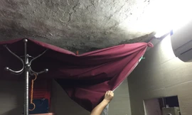 Khoảng 20/24m2 trần nhà anh Huy bị ngấm nước. Ảnh Võ Hóa