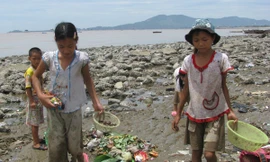 Trẻ em mưu sinh tại bãi biển Hậu Lộc (Thanh Hóa). Ảnh: Hoàng Lam
