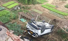 Sau pha lùi xe bá đạo của nữ tài xế, CX5 lật ngửa dưới ruộng.