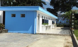 Đầu năm học mới, học sinh trường THPT Hoàng Quốc Việt (thị xã Đông Triều, Quảng Ninh) ngỡ ngàng bởi khu nhà vệ sinh đã "lột xác" với màu sơn xanh dịu mát, hệ thống âm thanh, gương soi, bồn rửa tay, xà phòng, chậu hoa… Nằm cách các dãy nhà học khoảng 50 m,