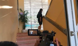 Phó hiệu trưởng trường Tiểu học Quang Trung, bà Nguyễn Thu Hà trả lời ngắn ngủi là sự việc đang được xác minh rồi quay lên phòng. Ảnh: ĐH