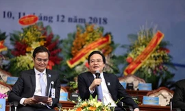 Bộ trưởng Phùng Xuân Nhạ (bên phải)