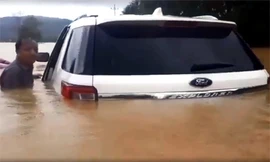 Đường Hùng Vương, TP Quy Nhơn ngập nặng ngày 10/12. Ảnh: Thạch Thảo.