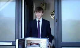 Jacob Ford mang lò vi sóng đựng sách vở, đồ dùng học tập.