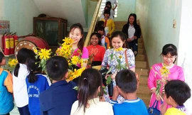 Niềm vui bất ngờ của các giáo viên vùng cao khi nhận được những bó hoa rừng từ các em học sinh đồng bào