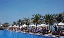 Khách quốc tế vui chơi tại một resort ở Cam Ranh. Ảnh: Đào Loan