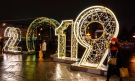 Người dân trên khắp thế giới đang có những hoạt động chuẩn bị cho thời khắc giao thừa đón năm mới 2019. Trong ảnh, quảng trường trung tâm thủ đô Moskva của Nga được trang hoàng rực rỡ bằng khung đèn lớn thể hiện năm mới 2019.