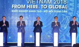 Thủ tướng Nguyễn Xuân Phúc và các đại biểu nhấn nút khai mạc Ngày hội Khởi nghiệp đổi mới sáng tạo quốc gia 2018. Ảnh: Thống Nhất.