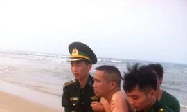 Kịp thời cứu sống hai du khách bị đuối nước trên biển Nhật Lệ