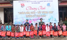 Tặng quà các em học sinh nghèo vượt khó