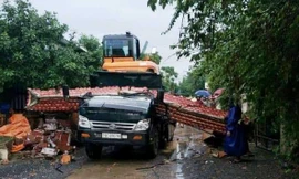 Kéo sập cổng làng, tài xế xe ben tử vong tại chỗ