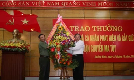 Thưởng nóng các tập thể, cá nhân vụ bắt hơn 300 kg ma túy đá