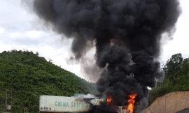 Xe container bất ngờ cháy rụi khi đang lưu thông