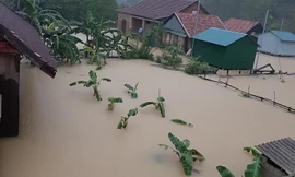 Nước ngập lút nóc nhà ở rốn lũ Tân Hóa