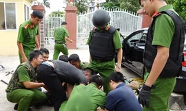 Côn đồ cầm dao lao vào trụ sở đòi chém công an