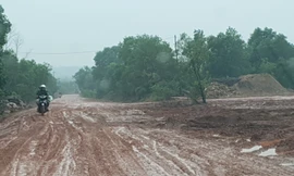 Nhà máy gỗ dăm 'lậu' băm nát đường liên xã