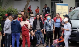 Người nhà tập trung phản ứng vụ việc 