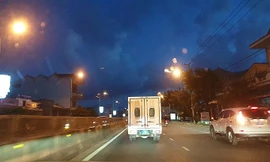 Lực lượng công an chuyển đối tượng về TP. Đồng Hới (Quảng Bình) để tiếp tục điều tra