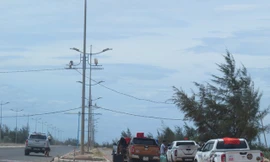 Nhiều người chặn đường để tổ chức đua xe trái phép trên tuyến đường Võ Nguyên Giáp.