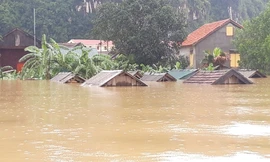 Biển nước kinh hoàng tại 'rốn lũ' Tân Hóa 