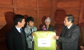 Bàn giao 37 ngôi nhà cho tộc người sợ bão đòi trở lại hang đá