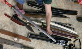 Hàng chục loại vủ khí nóng được tìm thấy trong nhà của các đối tượng cho vay nặng lãi