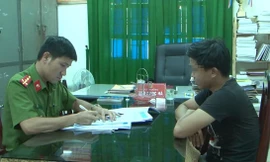 N.T.C (áo đen) bị tạm giữ để điều tra hành vi tống tiền.