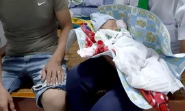 Mặc dù có nhiều người đến xin cháu bé về nuôi, nhưng gia đình anh Th. quyết tâm giữ cháu.