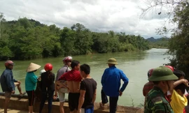 Cơ quan chức năng và người dân địa phương đang tìm kiếm anh Đức dọc sông Rào Nan