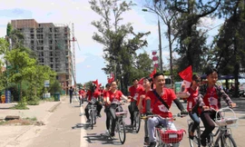 Các bạn trẻ tham gia đạp xe tuần hành với khẩu hiệu “Sống trách nhiệm - Sống Ok".