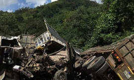 Hai vụ tai nạn liên tiếp khiến quốc lộ 12A ách tắc nhiều giờ.