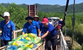 Áo xanh tình nguyện làm ấm lòng người dân vùng lũ