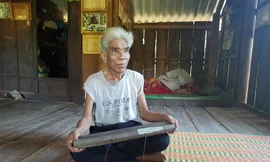 Ông Hồ Thoog coi sách lá là báu vật của tổ tiên để lại nên cất giữ rất cẩn thận.