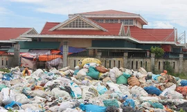 Rác chất thành đống, không được che chắn ngay sau chợ Hòa Ninh bốc mùi hôi thối ảnh hưởng đến cuộc sống người dân xung quanh.