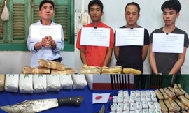 Bắt nóng 4 đối tượng người Lào, thu 110.000 viên ma túy