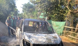 Xe Toyota Innova cháy trơ khung khi đang lưu thông trên đường