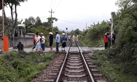 Cố vượt rào chắn, một phụ nữ bị tàu hỏa đâm tử vong
