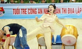 'Bóng hồng' tung chưởng, gìn giữ an ninh