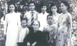 Phùng Khánh(ngoài cùng bên trái) và gia đình.