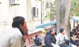 Xử phạt hút thuốc nơi công cộng, không dễ