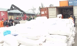 Phát hiện hai container rác công nghiệp