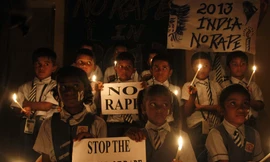 Hàng loạt các cuộc biểu tình nổ ra khắp Ấn Độ yêu cầu chính phủ có các biện pháp bảo vệ phụ nữ và trẻ em gái khỏi nạn cưỡng hiếp