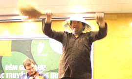 'Choáng' nghệ sĩ Tây diện áo nâu sòng, nón lá