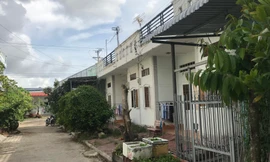 Dãy nhà công vụ huyện Đầm Dơi xảy ra vụ đánh ghen hôm 12/5. Ảnh: Tiến Hưng