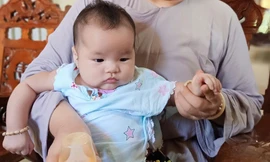 Chạnh lòng với bé gái bị bỏ rơi trước cổng chùa