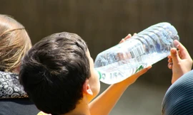 Bé 1 tuổi tử vong thương tâm sau khi uống nhầm nước tẩy