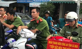 Công an xuống đường làm... xe ôm