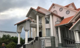 Biệt thự đại gia Cà Mau bị nã đạn: Công an mời 3 người bắn chim